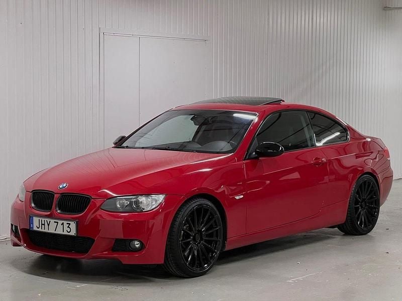 Röd Begagnad 2007 BMW 335 Comfort Edition Sportkupé | 132 900 kr (Bra pris) - Bild 1/4