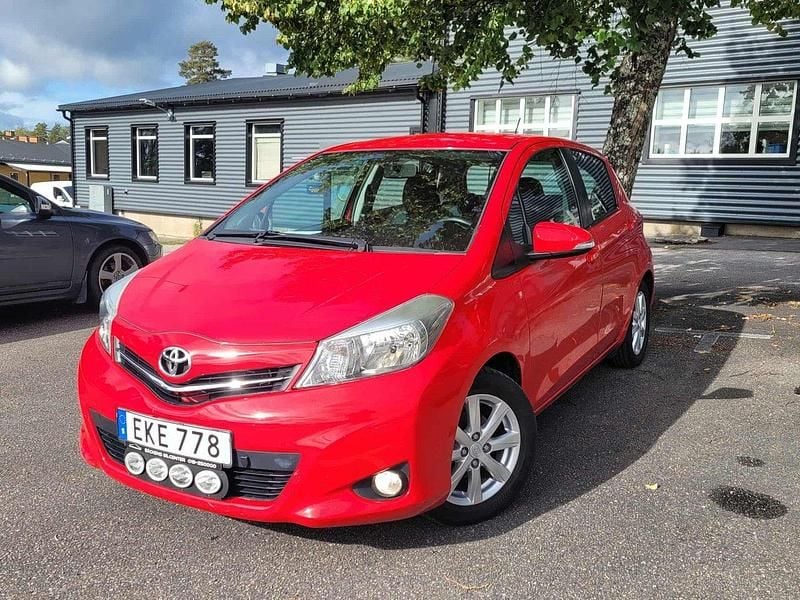 Röd Begagnad 2013 Toyota Yaris Active Halvkombi | 64 900 kr (Marknadspris) - Bild 1/4