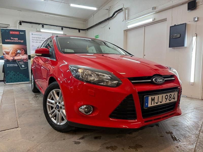Röd Begagnad 2013 Ford Focus Titanium Halvkombi | 79 000 kr (Marknadspris) - Bild 1/4