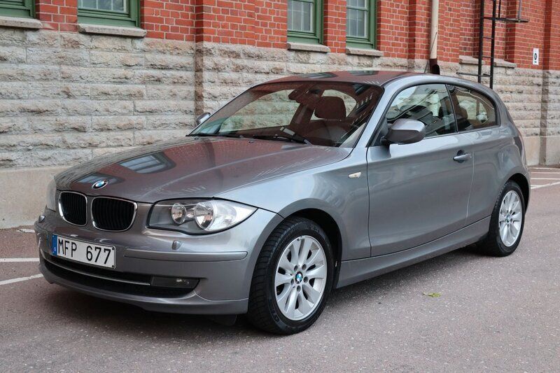 Grå Begagnad 2011 BMW 116 Advantage Halvkombi | 68 500 kr (Bra pris) - Bild 1/4
