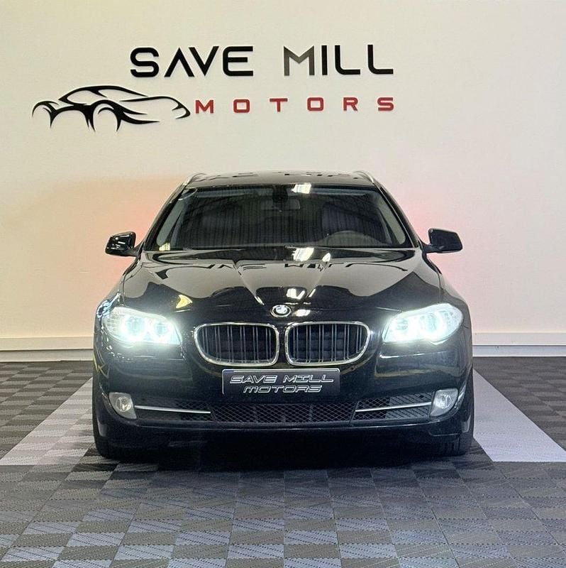 Svart Begagnad 2011 BMW 520 Kombi | 119 900 kr (Marknadspris) - Bild 1/4