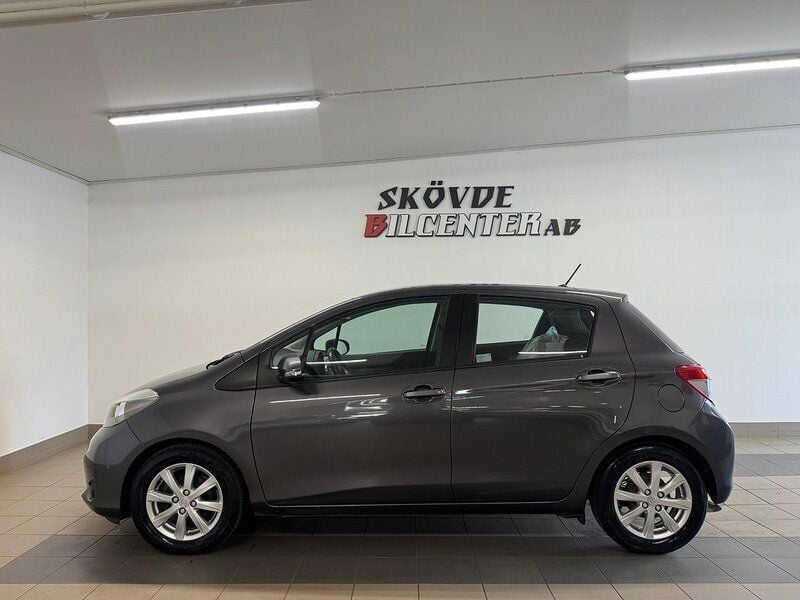 Mörkgrå Begagnad 2013 Toyota Yaris Active Halvkombi | 62 500 kr (Marknadspris) - Bild 1/4