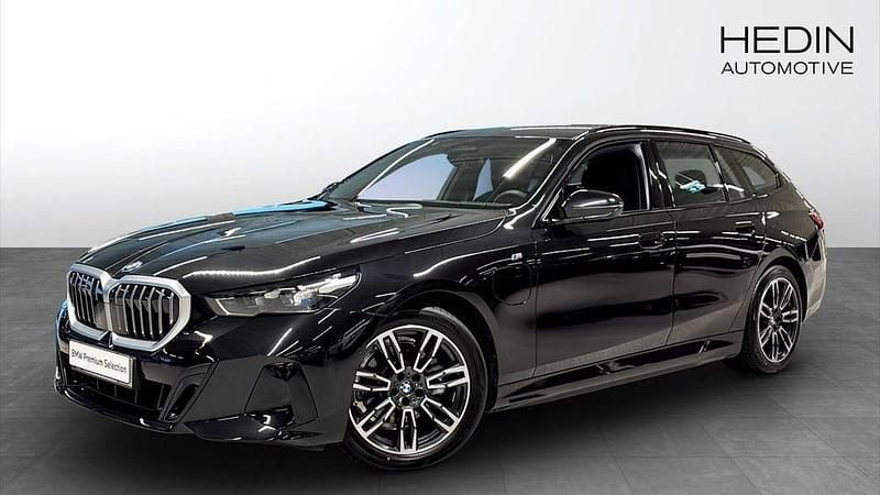 Svart Begagnad 2025 BMW 530 Comfort Edition Kombi | 648 700 kr - Bild 1/4