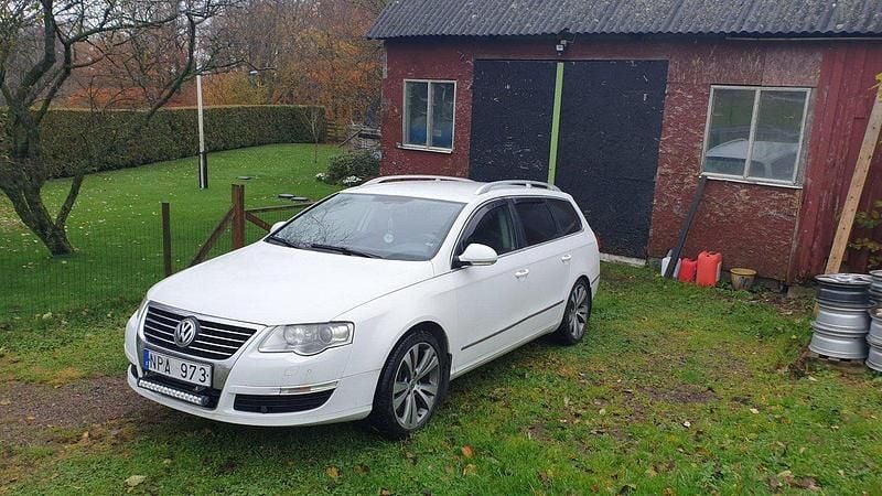 Vit Begagnad 2008 VW Passat Highline Kombi | 50 000 kr (Marknadspris) - Bild 1/4