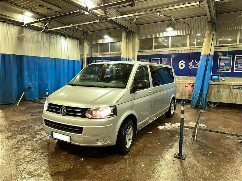 Begagnad VW Caravelle 140 HK (102 kW) 2011 Silver Minibuss