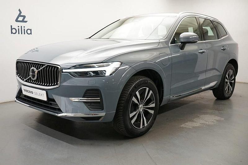 Grå Begagnad 2022 Volvo XC60 Core SUV | 469 900 kr (Marknadspris) - Bild 1/3