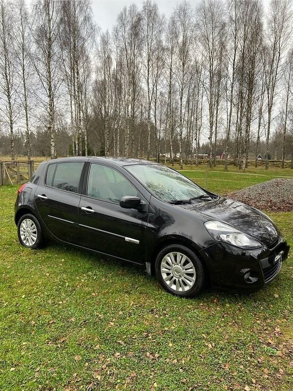 Begagnad 2011 Renault Clio R.S. Halvkombi | 36 000 kr (Marknadspris) - Bild 1/2