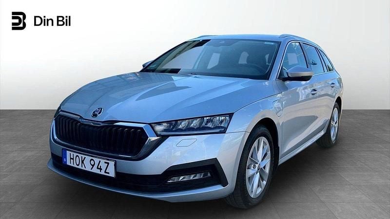 Ljusgrå Begagnad 2023 Skoda Octavia Ambition Kombi | 354 900 kr (Lite dyr) - Bild 1/4
