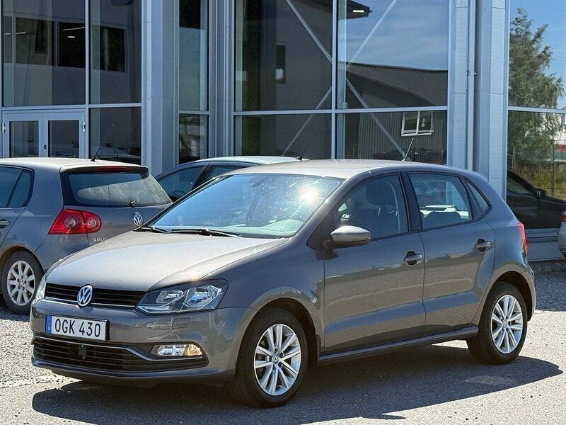 Mörkgrå (grå) Begagnad 2016 VW Polo Halvkombi | 79 800 kr (Marknadspris) - Bild 1/4