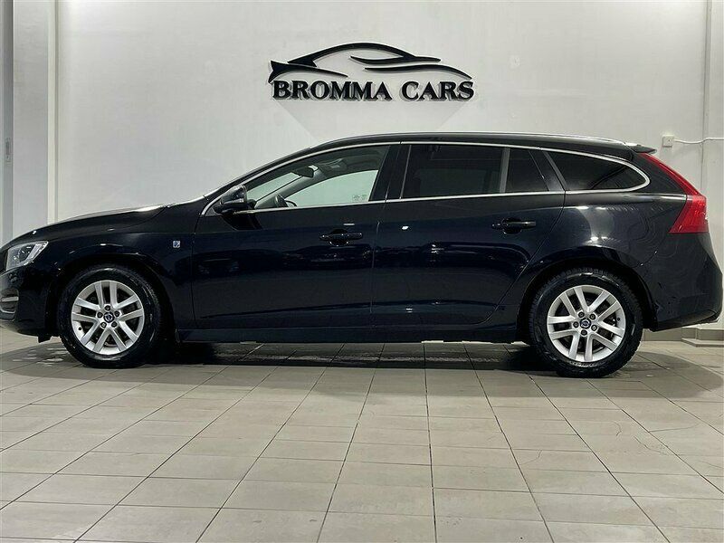 Svart Begagnad 2015 Volvo V60 Momentum Kombi | 135 000 kr (Bra pris) - Bild 1/4