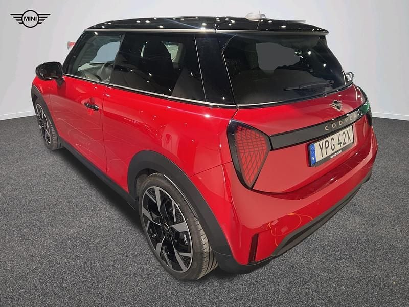 Begagnad Mini Cooper 158 HK (116 kW) 2024 Röd Halvkombi