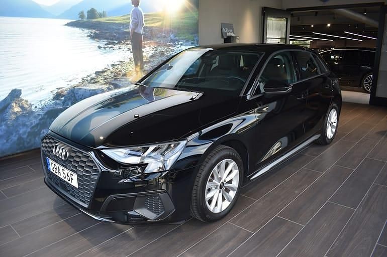 Svart Begagnad 2023 Audi A3 Sportback Proline Halvkombi | 289 000 kr (Marknadspris) - Bild 1/4