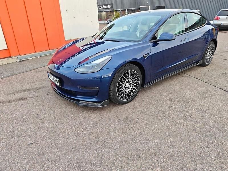Begagnad Tesla Model 3 Long Range AWD 323 kW (440 HK) 2022 Blå metallic Sedan