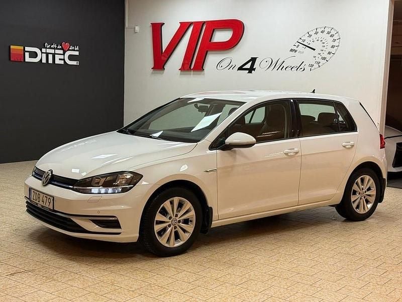 Vit Begagnad 2017 VW Golf VII Halvkombi | 129 800 kr (Marknadspris) - Bild 1/4