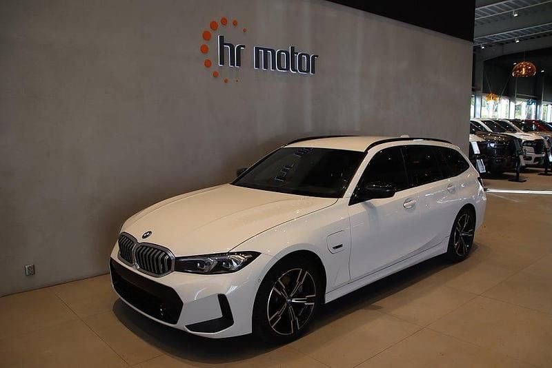 Begagnad BMW 330e M Sport 293 HK (215 kW) 2023 Vit Kombi
