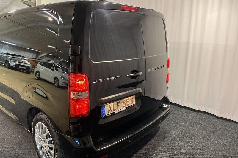 Begagnad Peugeot e-Expert 100 kW (136 HK) 2024 Svart Van
