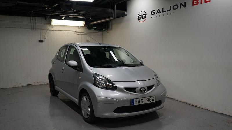 Silver Begagnad 2008 Toyota Aygo Halvkombi | 35 000 kr (Lite dyr) - Bild 1/4
