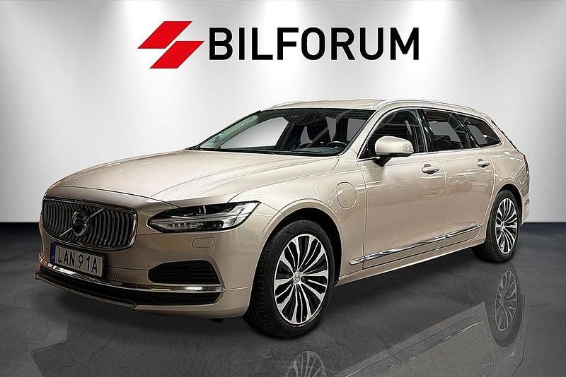 Ljusgrå Begagnad 2022 Volvo V90 Core Kombi | 359 900 kr (Marknadspris) - Bild 1/4