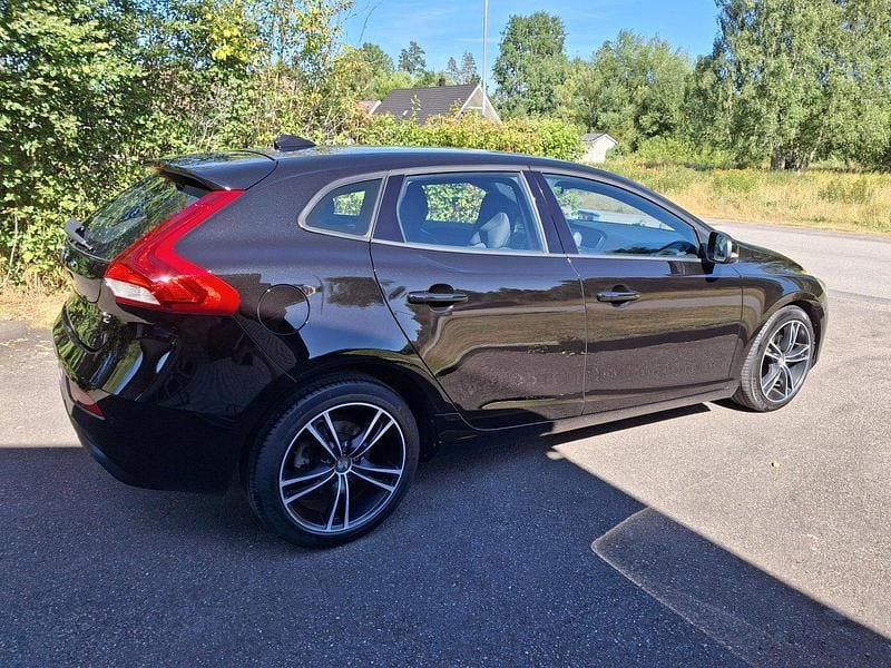 Svart Begagnad 2017 Volvo V40 Momentum Kombi | 129 000 kr (Marknadspris) - Bild 1/4