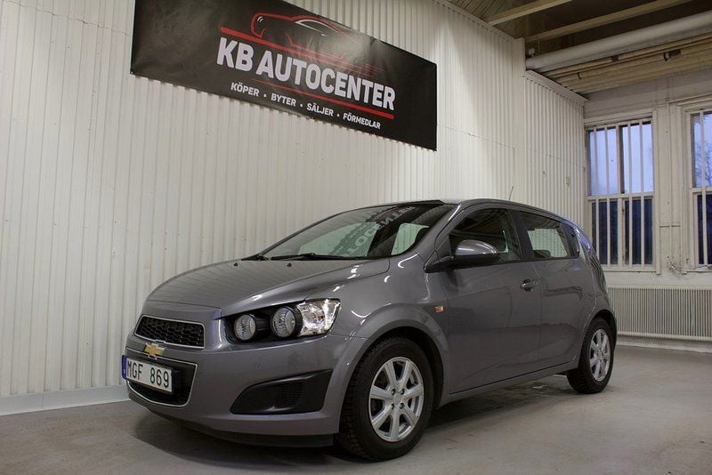 Grå Begagnad 2011 Chevrolet Aveo Halvkombi | 49 900 kr (Lite dyr) - Bild 1/4