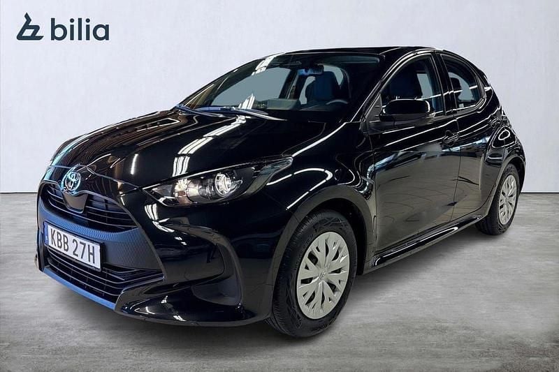 Svart Begagnad 2025 Toyota Yaris Hybrid Life Halvkombi | 235 900 kr (Bra pris) - Bild 1/3