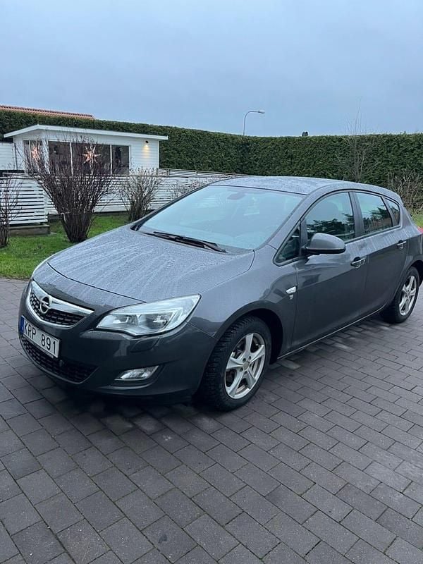 Grå metallic Begagnad 2010 Opel Astra Halvkombi | 57 000 kr (Marknadspris) - Bild 1/4