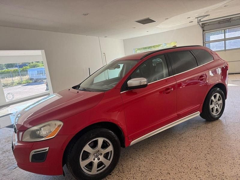 Röd Begagnad 2009 Volvo XC60 R-Design SUV | 68 900 kr - Bild 1/4