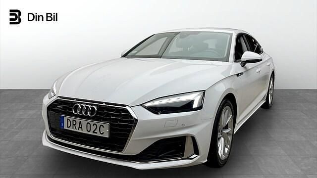 Vit Begagnad 2022 Audi A5 Sportback Advanced Plus Halvkombi | 399 000 kr (Marknadspris) - Bild 1/4
