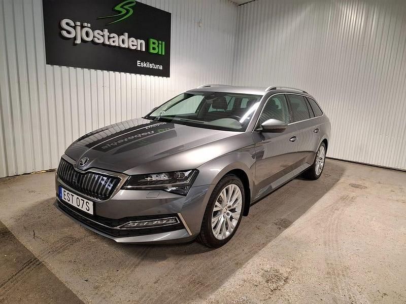 Begagnad Skoda Superb Business Line 218 HK (160 kW) 2023 Grå Kombi