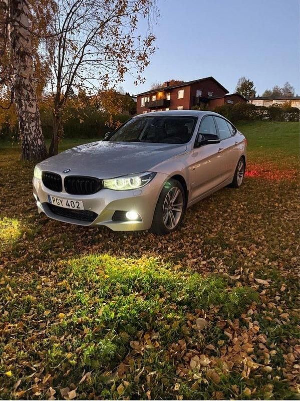 Silver Begagnad 2017 BMW 320 Gran Turismo M Sport Halvkombi | 186 900 kr (Superpris) - Bild 1/4