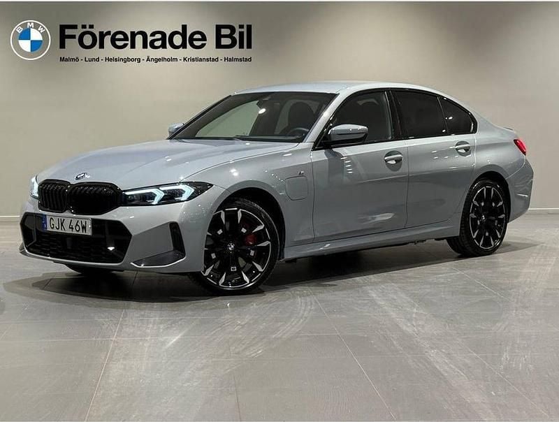 Brooklyn grå metallic Begagnad 2025 BMW 330 Comfort Edition Sedan | 559 000 kr - Bild 1/4