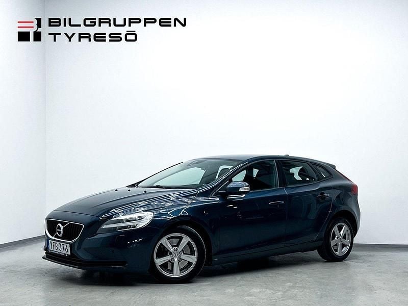 Mörkblå (blå) Begagnad 2017 Volvo V40 Kombi | 139 900 kr (Marknadspris) - Bild 1/4
