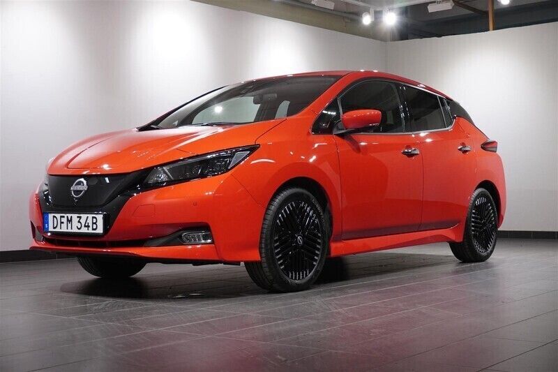 Röd/orange Begagnad 2023 Nissan Leaf 360º Halvkombi | 214 800 kr (Bra pris) - Bild 1/4