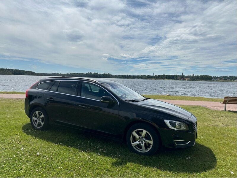 Svart Begagnad 2016 Volvo V60 Momentum Kombi | 119 500 kr (Superpris) - Bild 1/4