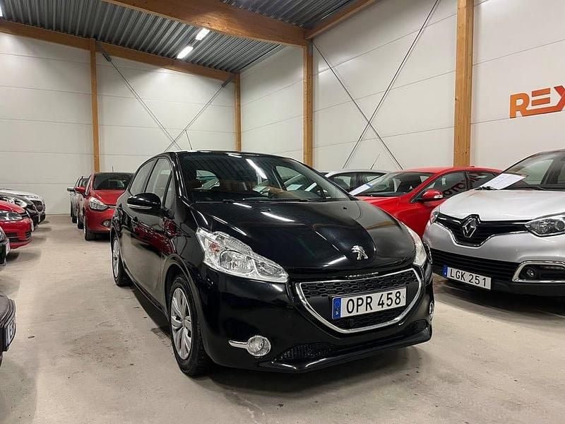 Svart Begagnad 2014 Peugeot 208 Halvkombi | 54 900 kr (Marknadspris) - Bild 1/4