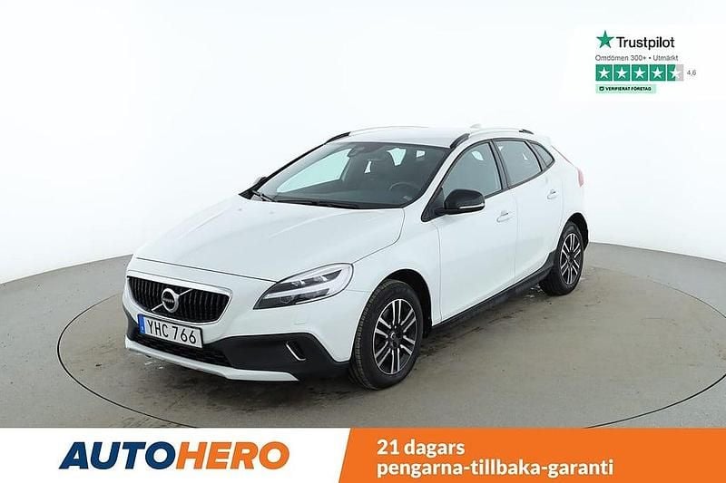 Vit Begagnad 2016 Volvo V40 Momentum Halvkombi | 207 000 kr (Lite dyr) - Bild 1/4