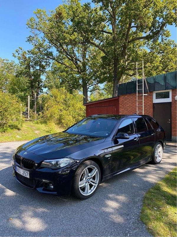 Svart Begagnad 2014 BMW 520 M Sport Kombi | 199 999 kr (Dyr) - Bild 1/4