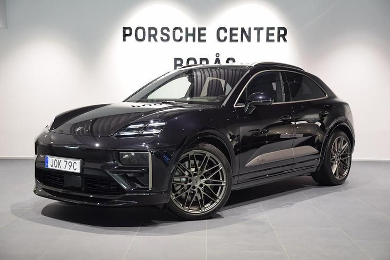 Svart (black) Ny 2025 Porsche Macan Turbo SUV | 1 618 800 kr (Marknadspris) - Bild 1/4