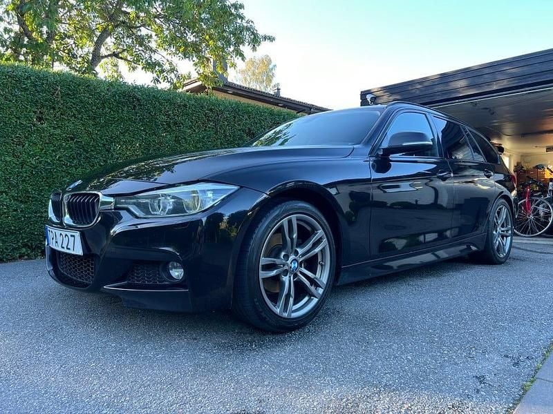 Black sapphire metallic Begagnad 2017 BMW 318 M Sport Kombi | 179 000 kr (Lite dyr) - Bild 1/4
