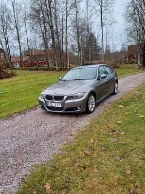 Grå Begagnad 2011 BMW 320 Sedan | 75 000 kr (Bra pris) - Bild 1/4