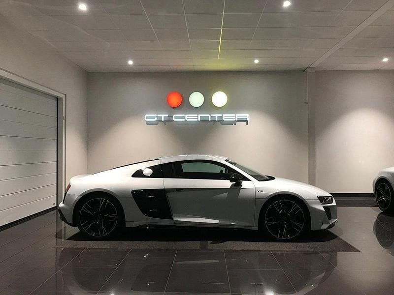 Grå Begagnad 2023 Audi R8 Coupé Performance Sportkupé | 1 725 000 kr - Bild 1/4
