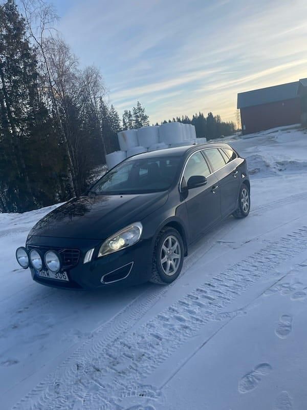 Begagnad 2012 Volvo V60 Kombi | 59 900 kr (Lite dyr) - Bild 1/4