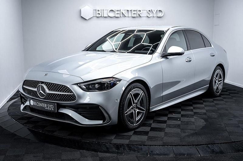 Silver Begagnad 2023 Mercedes C220 AMG line Sedan | 439 900 kr (Bra pris) - Bild 1/4