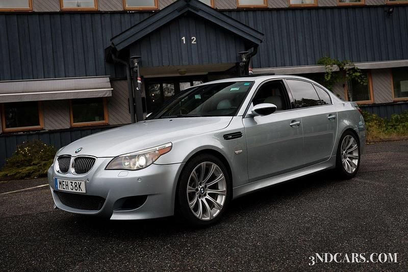 Silver Begagnad 2006 BMW M5 Sedan | 329 900 kr - Bild 1/4