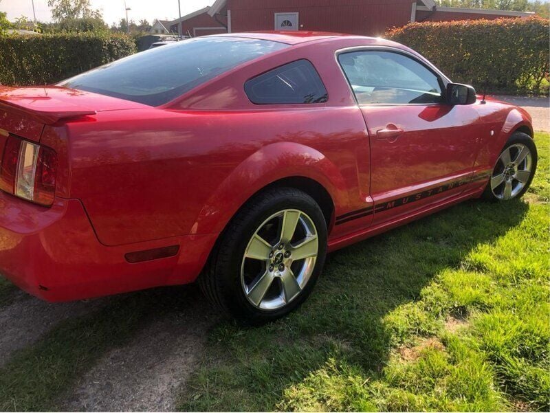 Röd Begagnad 2007 Ford Mustang Trend Sportkupé | 95 000 kr - Bild 1/4