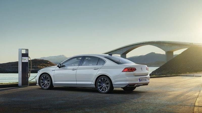 Röd (vit) Begagnad 2021 VW Passat GTE Kombi | 137 500 kr (Superpris) - Bild 1/1