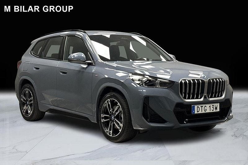 Grå Ny 2025 BMW X1 Comfort Edition SUV | 670 400 kr (Marknadspris) - Bild 1/4