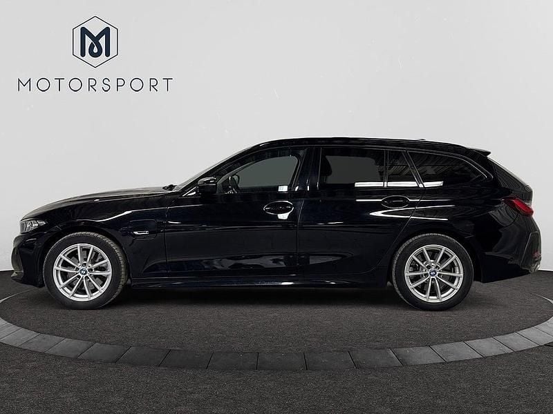 Begagnad BMW 330e 184 HK (135 kW) 2022 Svart Kombi