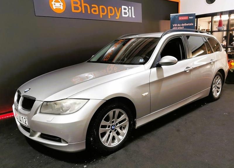 Grå Begagnad 2008 BMW 320 Advantage Kombi | 64 900 kr (Marknadspris) - Bild 1/4