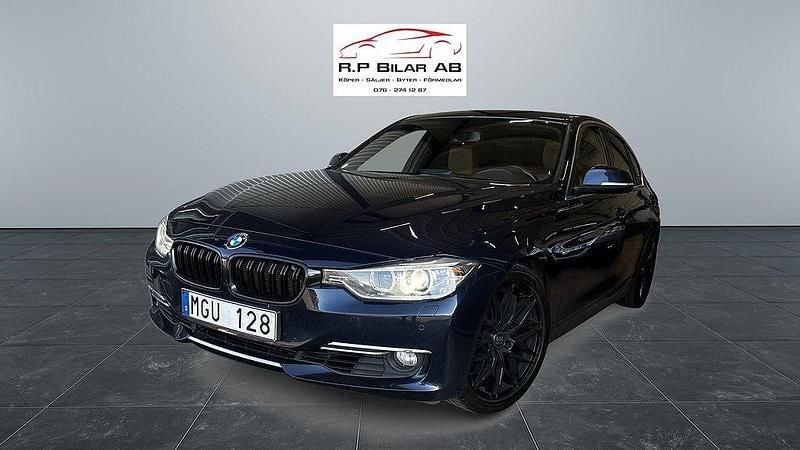 Blå Begagnad 2012 BMW 328 Sedan | 159 000 kr (Lite dyr) - Bild 1/4